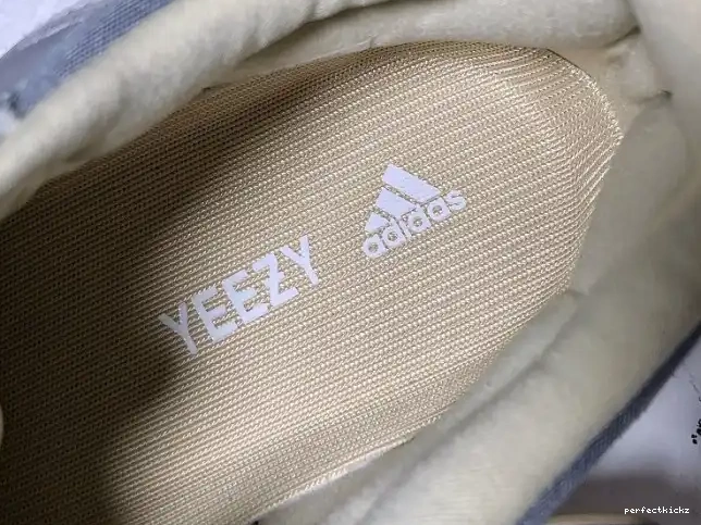 'Magnet' Boost Yeezy 700 FV9922 Adidas v2 0503